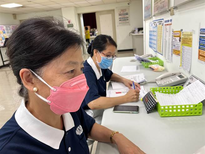 确诊人数增加，慈济志工电话接到手软。（南投县政府提供／廖志晃南投传真）
