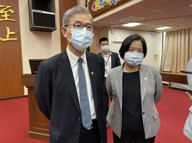 （金管会主委黄天牧、保险局局长施琼华(右)。图／魏乔怡）