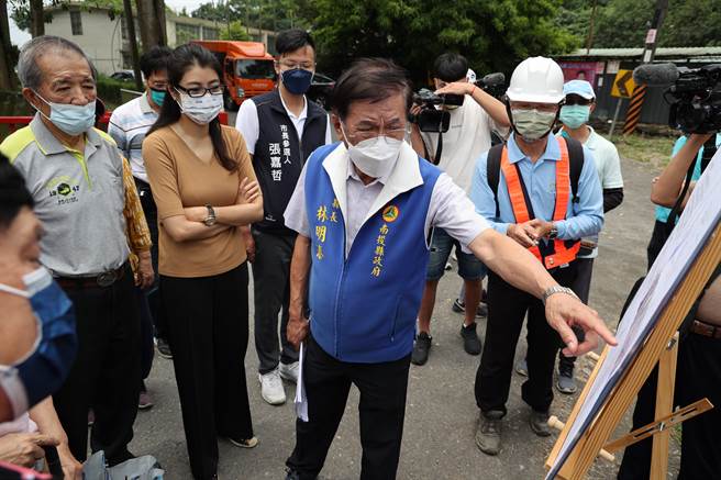 南投县长林明溱与立委许淑华等人，会勘道路改善工程。（南投县政府提供／廖志晃南投传真）