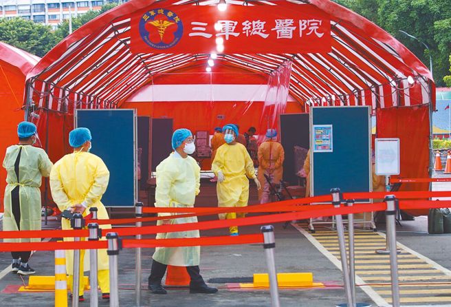 前立委孫大千預言，台灣疫情將在指揮中心宣布快篩陽視同確診的下周進入「高原期」，圖為松山機場篩檢站。（本報資料照/陳君璋攝）