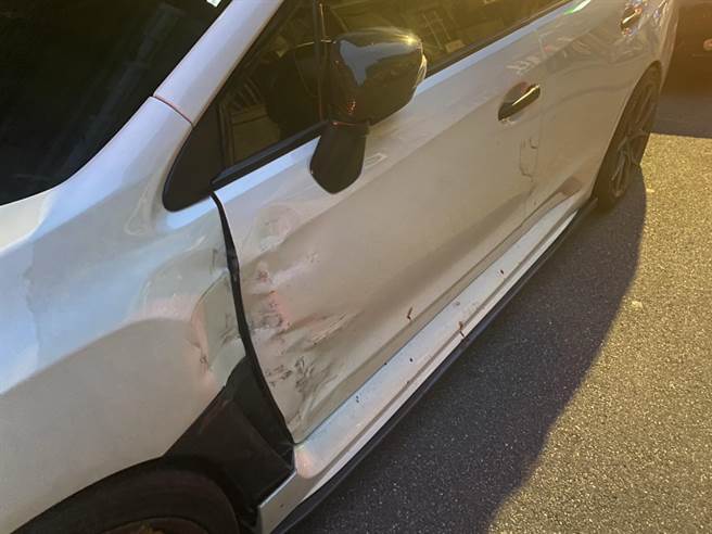 王男座车遭衝撞，车体产生凹陷。（警方提供）
