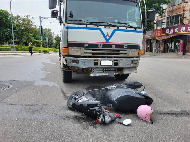 金門金湖鎮轄區下午10分鐘內發生2起車禍，事故現場之一。（警方提供）