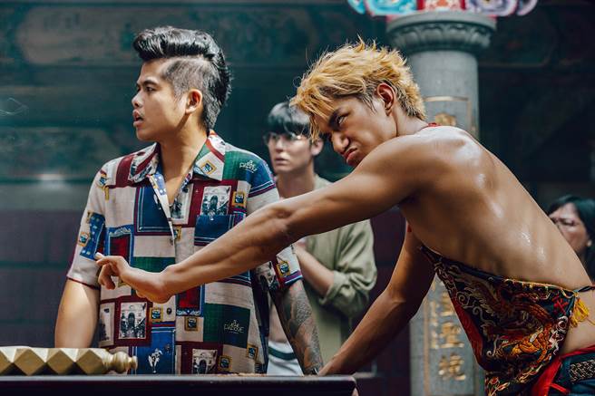 朱軒洋飾演被神明上身，演技精湛傳神。（公視提供）