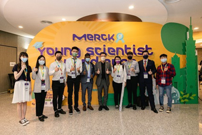 首届默克年轻科学人奖各领域首奖合影。(图/中兴大学提供)