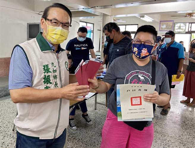 考量疫情衝击经济，九如乡发放每位乡民1000元振兴金。（林和生摄）