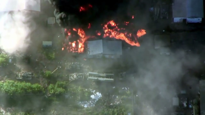 烏克蘭砲兵擊毀俄軍集結中的裝甲部隊。(圖/Youtube)