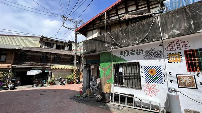 台南歷史悠久的东原老街，偶有游客来访参观，但疫情下来採买的，几乎只剩本地人。（张毓翎摄）