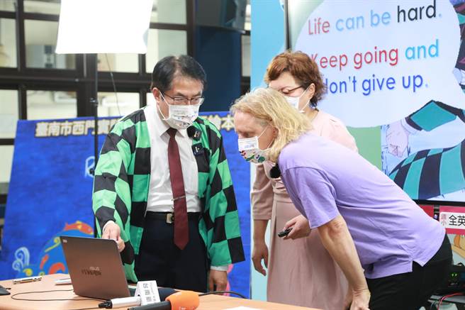 台南市長黃偉哲23日到西門實驗小學視察遠距教學。 （台南市政府提供／程炳璋台南傳真）