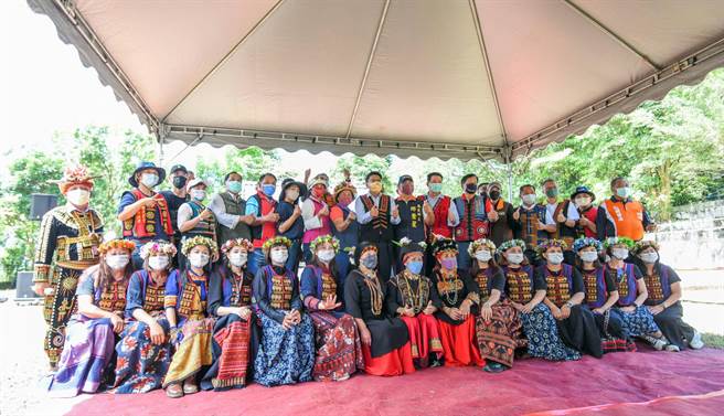 族人重新回到泰武國小，期待大武山的山林教育中心能以全新面貌呈現。（林和生攝）