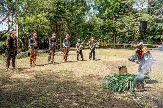 大武山山林教育中心動工典禮，族人以隆重儀式，期代傳統領域能有全新面貌呈現。（林和生攝）