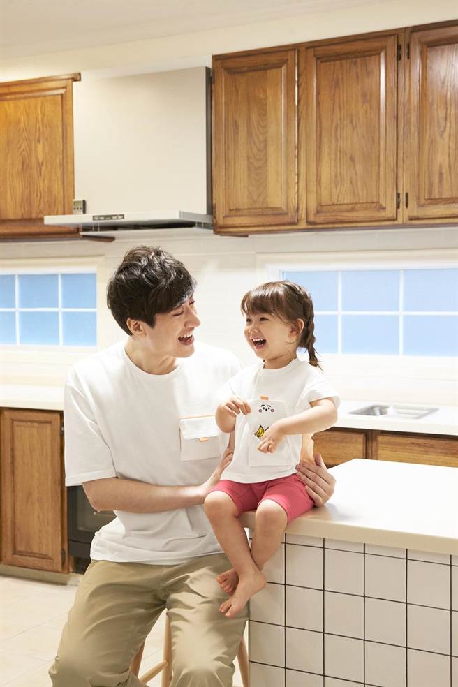 GU「开心吃饱饱T恤」推出婴幼儿款及成人款，上头的口袋还可拆下来做交换，趣味性十足。（GU提供）