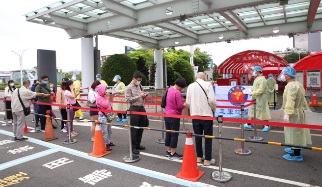 確診數連4天下滑，是否代表疫情高峰已過？衛福部長陳時中揭2關鍵數據。(圖/張鎧乙攝)