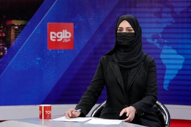 塔利班下令，女主播都必須遮臉，到周日時多數電視台都只能遵守了。(圖/美聯社)