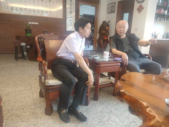 前民進黨立委鄭寶清與義民廟董事長林光華，談俄烏戰爭、桃園經驗。(圖/鄭寶清 辦公室提供)
