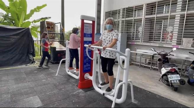 南投扶轮社，捐赠鹿谷乡长辈体健器材。（南投扶轮社提供／廖志晃南投传真）