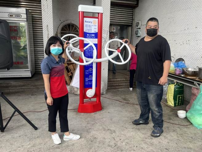 南投扶轮社社长苏猷雅（左），代表捐赠鹿谷乡长辈体健器材。（南投扶轮社提供／廖志晃南投传真）