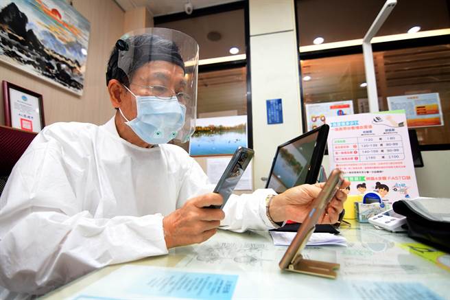 台東縣醫師公會理事長何活發今天上午在診所透過視訊進行診療。（莊哲權攝）