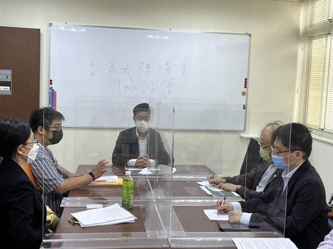 立委郭国文（中）上周接获台首大师生陈情，今天邀集教育部至国会办公室召开协调会，并安排师生与教育部会谈。（郭国文服务处提供／张毓翎台南传真）