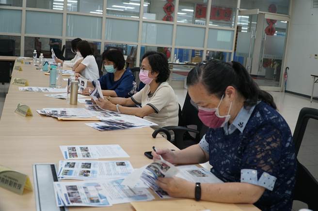 评选委员选出全县优胜的聪明营养午餐一日菜单。（新竹县政府提供／王惠慧新竹传真）