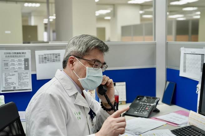 新竹台大分院副院長黃國晉打電話，關心居家照護確診者健康。（新竹台大分院提供／王惠慧新竹傳真）