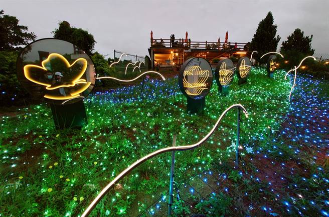 为期9天的大古山野百合花季「光合派对」，在假日期间吸引不少民眾上山赏灯。「奇妙仙子－蝶舞翩翩」以光条、灯饰呈现蝴蝶在百合花丛中飞舞的景象。（黄世麒摄）