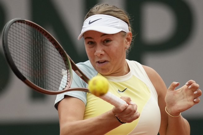 美国选手安妮丝莫娃法网首轮直落二击败前世界球后大坂直美。（美联社）