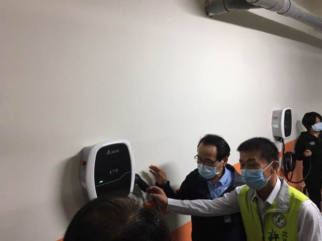 副市長林欽榮視察停車場電動車充電設備。（崔正綱攝）