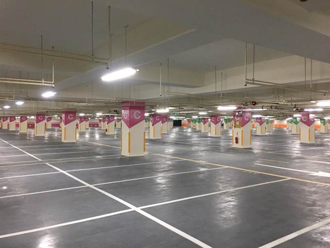 鳳山運動園區地下停車場有A到E五個區域共614個汽車停車位，E區則另有13格電動車停車位。（崔正綱攝）