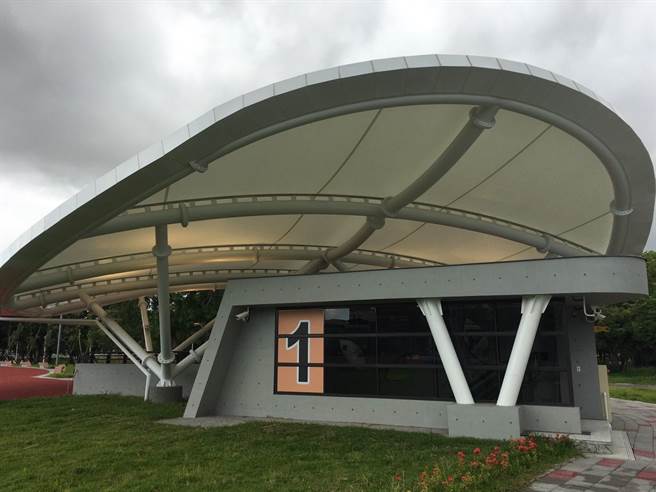 鳳山運動園區地下停車場共有5個出口，此為1號出口。（崔正綱攝）