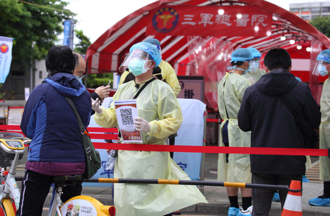新安东京宣布，其防疫险「陪同隔离」理赔将从宽认定。图为因应本土疫情严峻，日前增开松机筛检站。（资料照片/张铠乙摄）