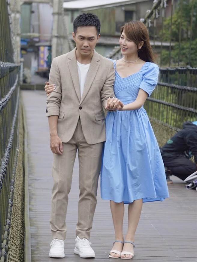 謝京穎跟許仁杰因懼高症在吊橋上有親密舉動。（民視提供）