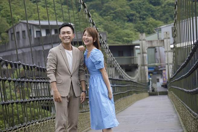 謝京穎跟許仁杰在吊橋上拍戲。（民視提供）