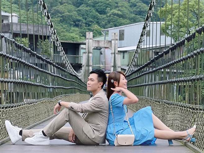 謝京穎跟許仁杰在吊橋上拍戲。（民視提供）