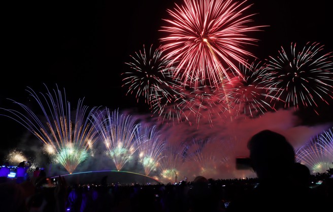 婦人搭船看澎湖花火節，突然心臟不適昏迷，警消趕緊送醫急救。（資料照/張茂雄攝）