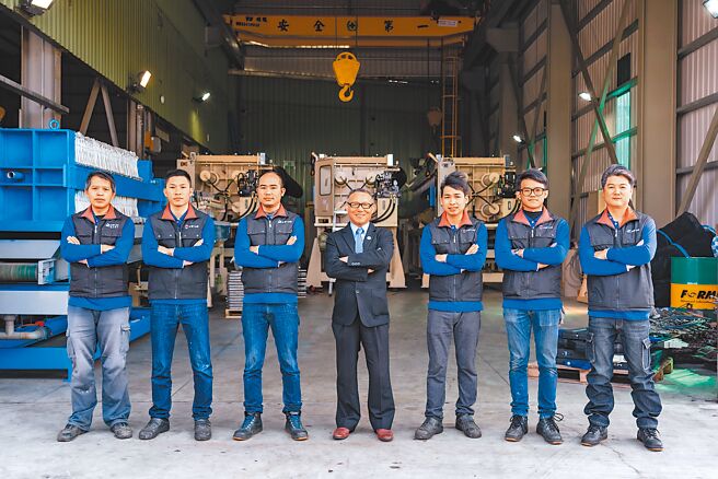 台湾卜力斯董事长吕明旺（中）与客服团队，为客户提供最优化的水资源管理。图／业者提供