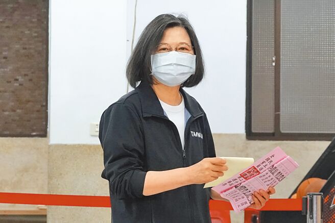 民进党两年一度的党职选举22日登场，改选党代表、地方党部主委，党主席蔡英文前往设在新北市永和的投票所，在工作人员引导下，依序完成领票、圈选及投票。（黄世麒摄）