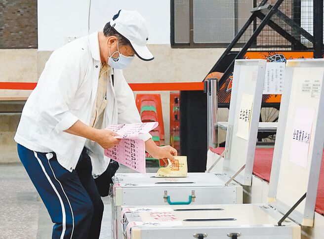 民进党两年一度的党职选举22日登场，各派系争夺激烈，2024前哨战开打。（黄世麒摄）