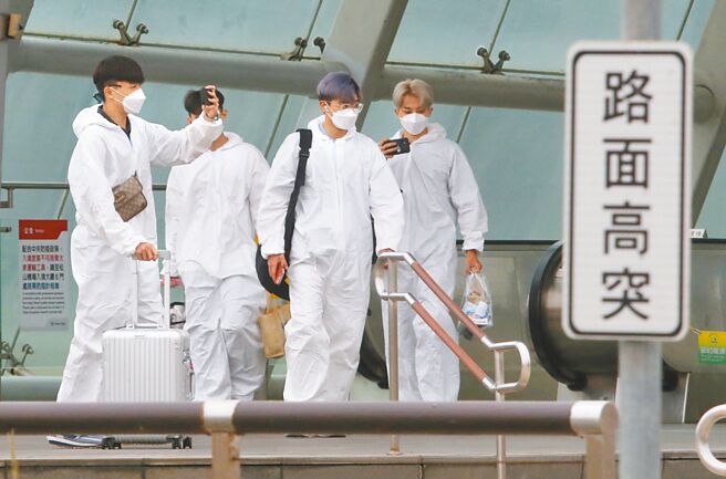 这波疫情爆发后，买快筛要排队、做PCR要排队，确诊后预约视讯、看诊领药也要排队，确诊者大嘆每一关都卡卡。图为松山机场筛检站外，民眾穿着防护衣步离松山机场捷运站。（陈君玮摄）