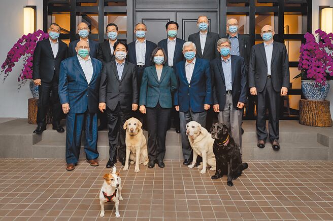 台美年度例行的蒙特瑞会议，今年可能提前于6月举行，我方急于和美方沟通军售走向。图为2021年美国总统拜登派遣资深访团访台，蔡英文总统（前排中）在官邸招待前美国副国务卿阿米塔吉（前排左）、前美国参议员陶德（前排右二）、前美国副国务卿史坦柏格（前排右）。（总统府提供）