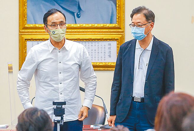 國民黨徵召張善政參選桃園市長，引起地方反彈。圖為國民黨日前中常會上，通過徵召國家政策基金會副董事長張善政（右）參選桃園市長，左為主席朱立倫。（本報資料照片）