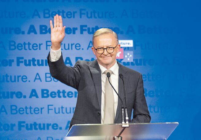 澳洲聯邦大選變天，工黨獲勝，將任新總理的工黨黨魁艾班尼斯揮手感謝選民支持。（新華社）