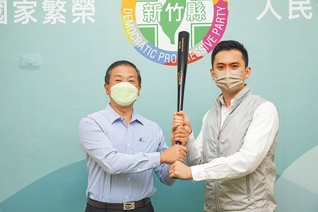 鄭朝方（右）接任民進黨新竹縣黨部主委，並從現任主委彭瑞德（左）手中接下球棒，對是否參選新竹縣長還是竹北市長，他首度鬆口說「都不排除！」。（羅浚濱攝）