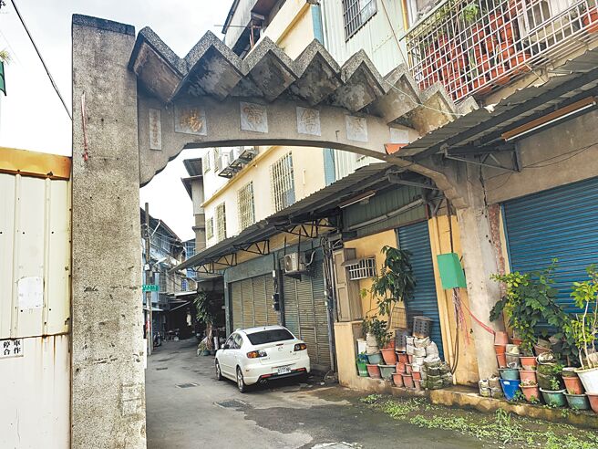 位于台中市大里区的「内新零售市场」牌楼面临拆除命运，地方陈情盼保存。（李天生提供／林欣仪台中传真）