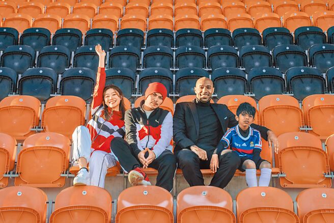 蔡恩雨（左起）、黄明志、足球明星Thierry Henry及印度小男孩一起拍摄MV。（亚洲通文创提供）