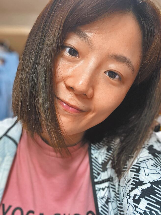 楊小黎貼出確診隔離中的「無濾鏡」自拍照。（摘自臉書）