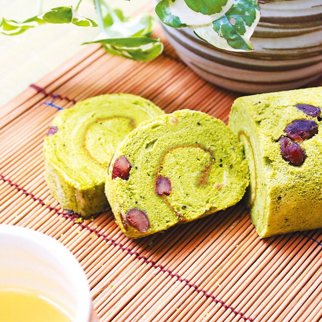 city'super復兴店独家限定，明月堂抹茶蛋糕卷，220元。（city'super提供）