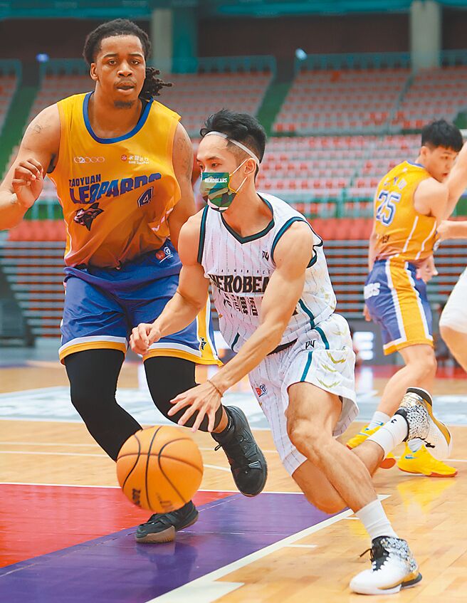 蔣淯安（右）昨拿24分、12助攻與9籃板的準大三元。（T1聯盟提供）