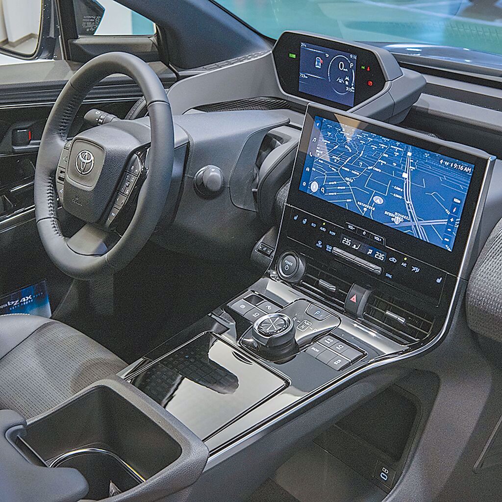 儀表控台12.3吋DA主機同時支援Apple CarPlay（無線）與Android Auto（有線），及聲控空調與導航功能。（陳大任攝）