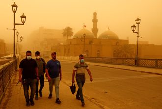 1個多月9次沙塵暴 伊拉克機場關閉千人送醫