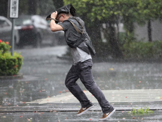 梅雨鋒面籠罩半台灣 2地恐達豪雨等級 轉晴時間曝